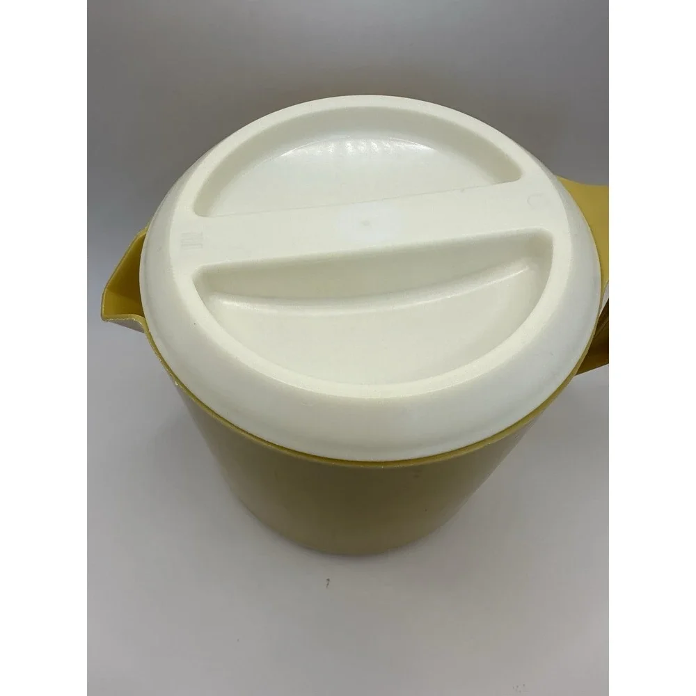 RUBBERMAID Retro Yellow/Gold 1 ‎ 1/2 (1.5) Quart Pitcher With Lid Vintage